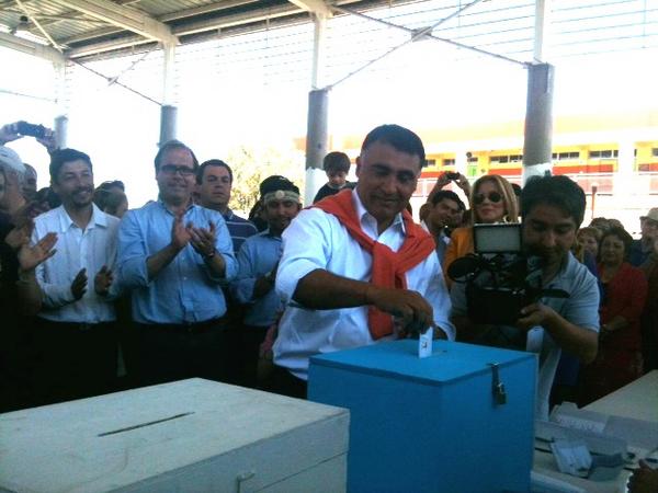 vittorialcalde's tweet photo. #Municipales2012: Votando en el colegio República de Guatemala http://t.co/bEvRpkng