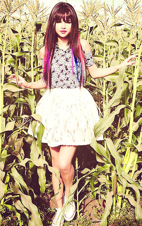 iPraiseSelly's tweet photo. How can you say she's ugly? Sel is gorgeous. http://t.co/p9P6oleh