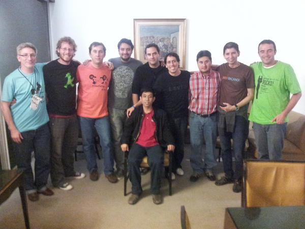 carlospeix's tweet photo. Hiroshi rodeado por Gabardini, Tortorella, Peix, Quiroz, Kenneth Lopez, Alaimo, Antezana, Mulato y Colusso cc @kleer_la http://t.co/Vzw5eIz4