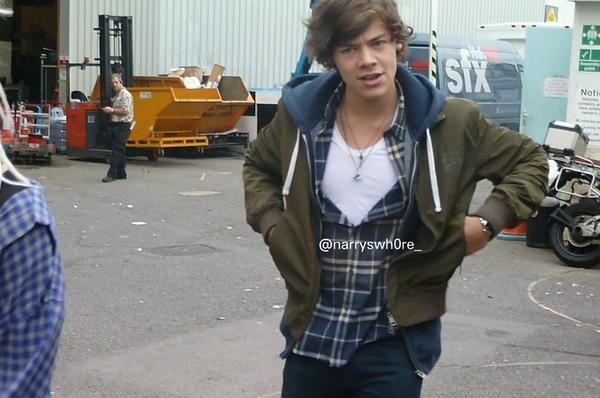 1D_Hungaryy's tweet photo. Harry ma az x-factor stúdiónál !~ceci http://t.co/phZz43tG