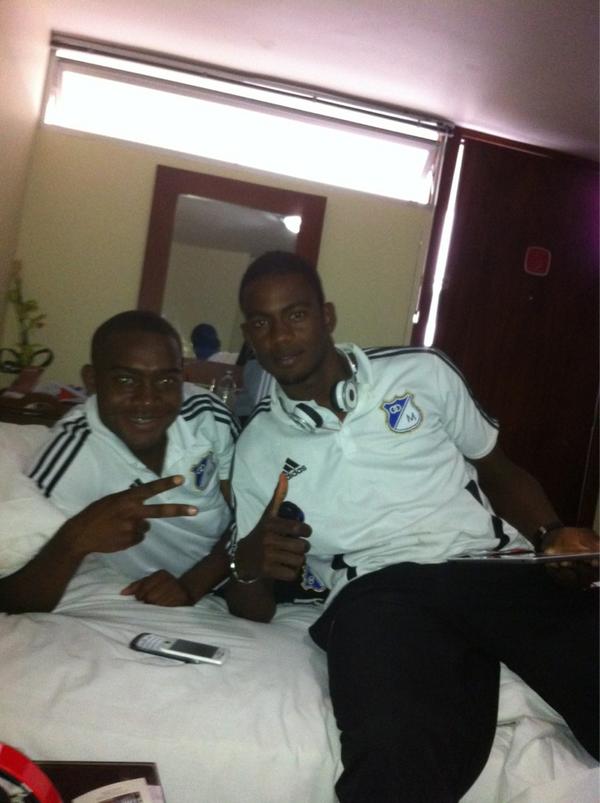 jeison_8's tweet photo. Con la familia @jrmosquera19 esperando la salida a el estadio, rumbo a por 3 puntos !!! http://t.co/avgKVPev