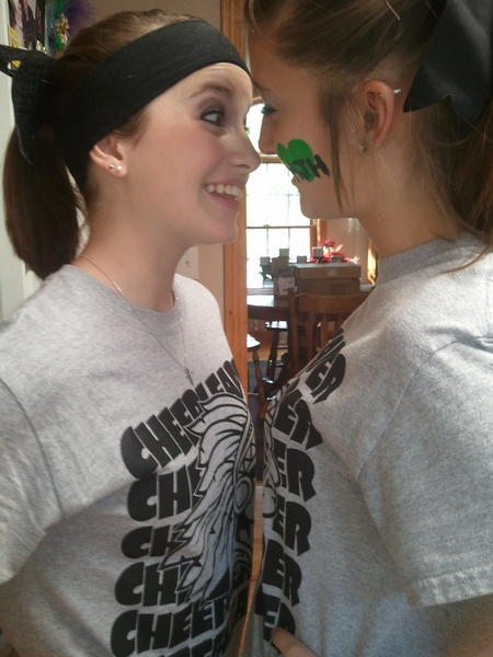kAiTlYnClAy14's tweet image. #TweetAPictureDescribingYourFriendship: #we'renotlesbians #isware! #sisters @BalesMaygen