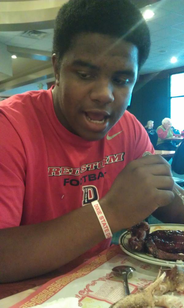 Tyson_hoffman's tweet photo. Spooby goin hard on some frog legs @MrMatthews75 http://t.co/A3urRAvJ