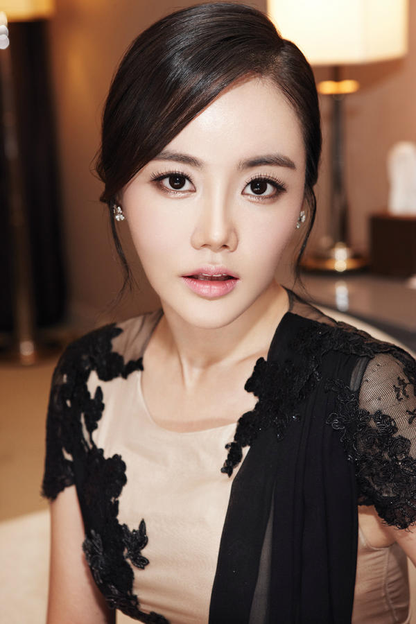 MAC_suk_b's tweet photo. 2012 BIFF 레드카펫룩 3 :배우 황우슬혜-투명한 피부톤을 강조해 골드브론즈 섀도우 '어니스티'로 눈 앞머리를 하이라이팅하고 브라운 컬러 아이콜 '테디'를 언더라인에 그려 세련된 메이크업을 완성했어요! http://t.co/mWaJORq7