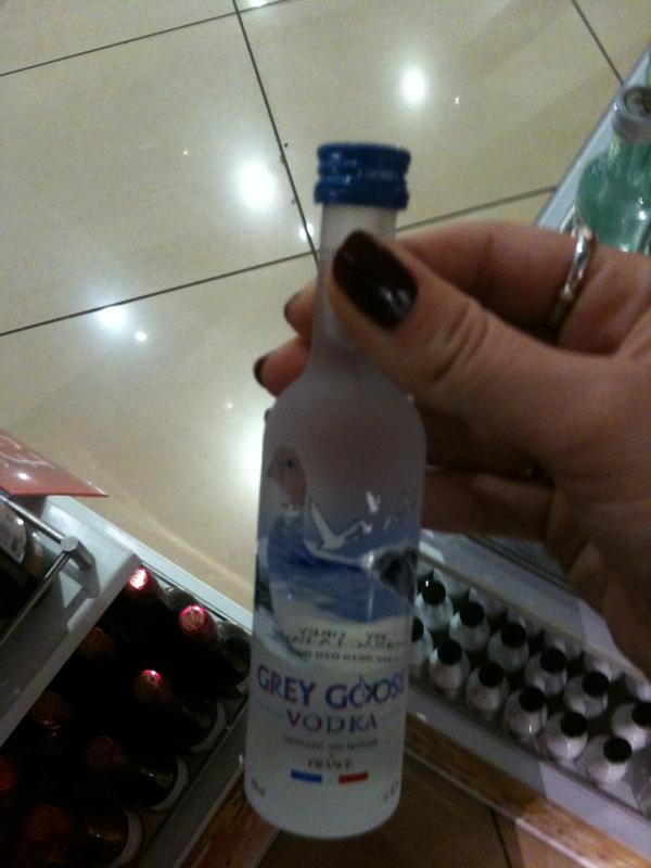 Lorenita_xx's tweet image. Picture with a bottle @xAmySteelx @RachelVictoriia @pascale1 #enoughforme