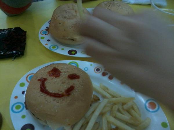exaheRADa_224's tweet image. burger...french fries..whaaa!!!!...super nakakataba..pero #LABnaLAB ko..hehehe