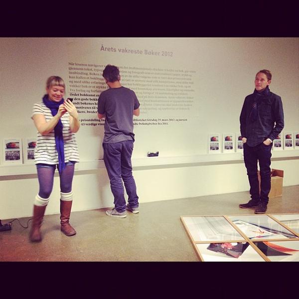 Ikveld er det endelig duket for åpningen av Årets vakreste bøker-utstillingen: kl 18 på Obstfelder, 4. etg. Kulturhuset