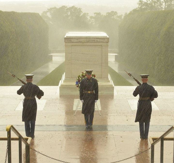 REALCATCHERSWAG's tweet photo. Dedicated soldiers standing at the Tomb of the Unknown Soldier during hurricane Sandy. http://t.co/pqTQOMSV
#GodBlessEm 🇺🇸