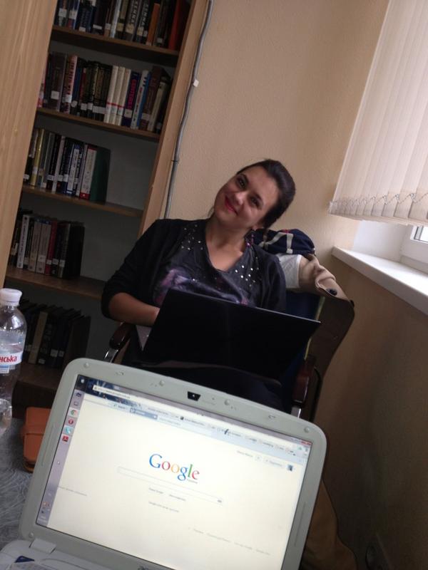 redcurrents's tweet image. Валя і бібліотека