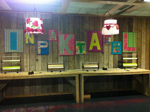 StudioLIM's tweet image. mooie lampen opgehangen boven de inpaktafel in de Woonstore in Rotterdam ! www.woonstore,nl Ziet er zo gezellig uit !