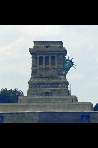 <a href="/RaulSpinola/">Raúl Espínola</a> 
Espectacular!!

Increíble foto de como se refugian en New York ante la llegada del huracán #sandy