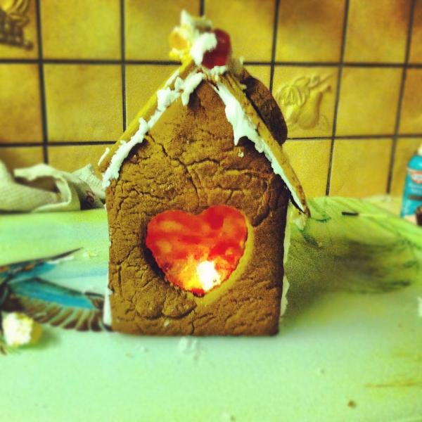 realredbreadbin's tweet image. This fell apart completely whilst trying to take the photo! Sorry for the shoddiness. But showing stained glass window