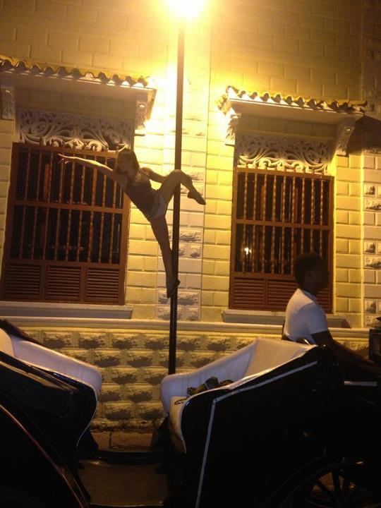 Nata_Pole's tweet photo. #poleurbano #polestreet mientraa espero por mi coche.... Jajaja :-) http://t.co/K8bSyNeb