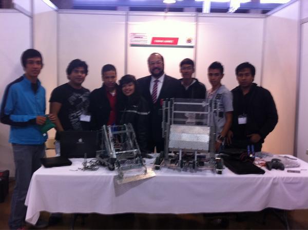 HectorArreolaS's tweet photo. Con los jóvenes del equipo de Robótica de la U.T de Cd Juarez Chi. http://t.co/p1HeyxTc