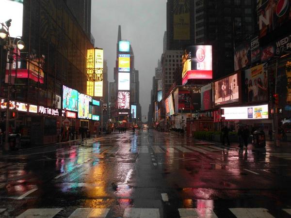 capanovayork's tweet photo. Times Square com poques vegades haureu vist. RT @HeidiKole: An almost empty #TimesSquare #Sandy http://t.co/fbVBDlDj