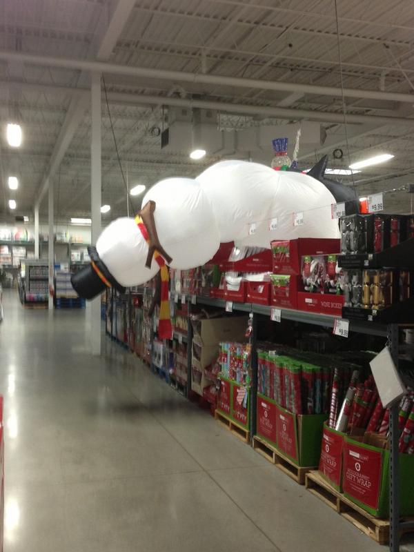 #sandy Non-essential personnel deflated over power shortage at BJ's in Dedham, MA awaiting brunt of Sandy.