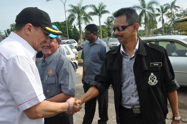 MazuinMansor's tweet photo. @zeekay15 program rakyat parlimen sembrong http://t.co/OsyT94Bq