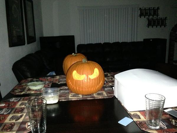 mro28's tweet photo. Look at @Kechu_lozano's pumpkin .. How does it look ?
#pumpkintime #halloween http://t.co/tmBsg8sp