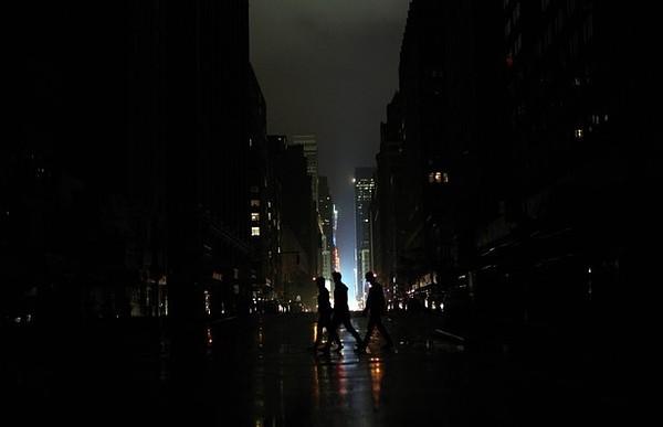 OllieCanada's tweet image. Manhattan Goes Dark!!!  #Manhattan #HurricaneSandy #CNN