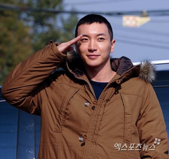 kor_celebrities's tweet photo. SuperJunior イトゥク、入隊（30日） http://t.co/kiAeOsD1