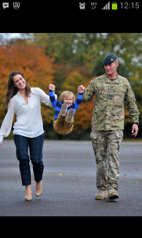 Armedforcesuk's tweet photo. 3 scots are back from a long and tiring 6 months mission, what a lovely photo http://t.co/6xmcrxnN