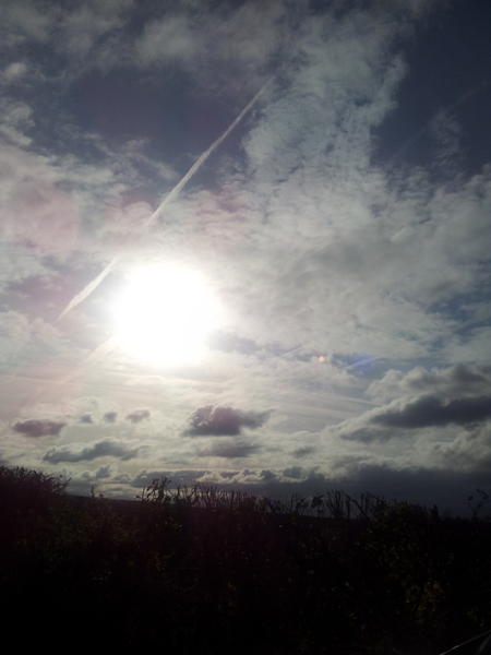 orangeblossem46's tweet photo. Chemtrails everywhere bringing in hurricane sandy to the UK http://t.co/SKkHPoe4
