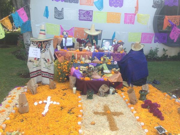 OdontoUMSNH's tweet photo. Que tal nos quedo nuestro altar de muertos? http://t.co/MOleZzya