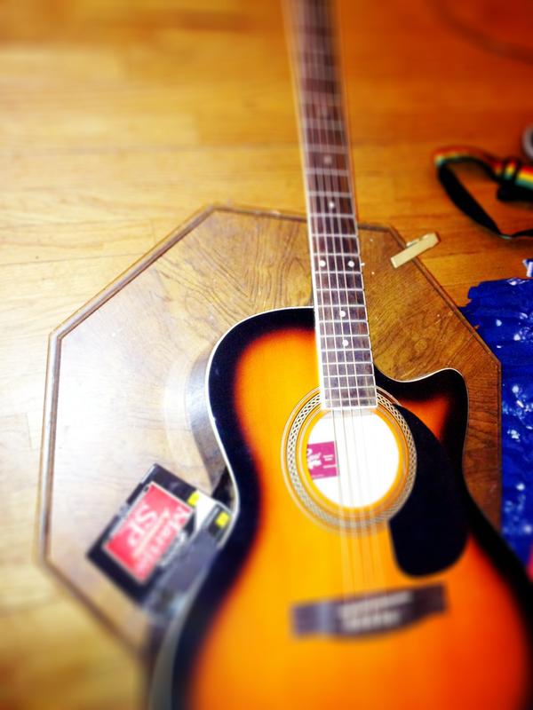 jackinthebuf's tweet image. you'd think I'd make sure I had all the strings BEFORE restringing my guitar... #MissingAnE #Doh