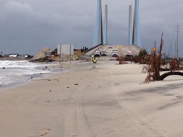 DelawareDNREC's tweet photo. DNREC &amp; DelDOT clearing sand seen in this pic by DNREC's Shore Erosion Tony Pratt at Indian River Bridge #sandyde http://t.co/5aohcuqv