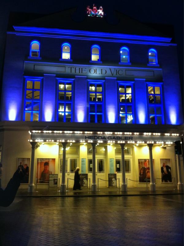 missalihillis's tweet photo. Loved seeing Hedda Gabler at The Old Vic w @VoiceOfOBrien & @courtenaytaylor Amazing play! #bringagasmask http://t.co/kYCQz4D3