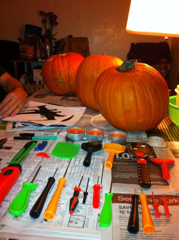 Darleneg714's tweet image. Let the games begin #halloween #PumpkinProblems #pumpkincarving #badbitches @Pradooskee 💀🔮🎃👻🔪🔨🔧