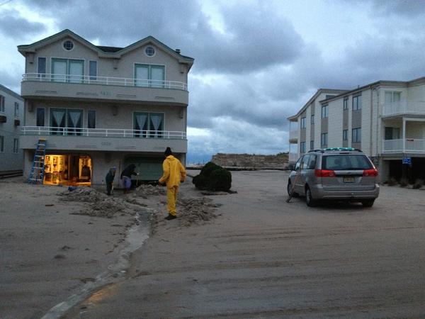 LeeProcida's tweet image. Homeowners in #OCNJ south end digging river through sand to let water out of flooded garage. #ACPress #PostSandy