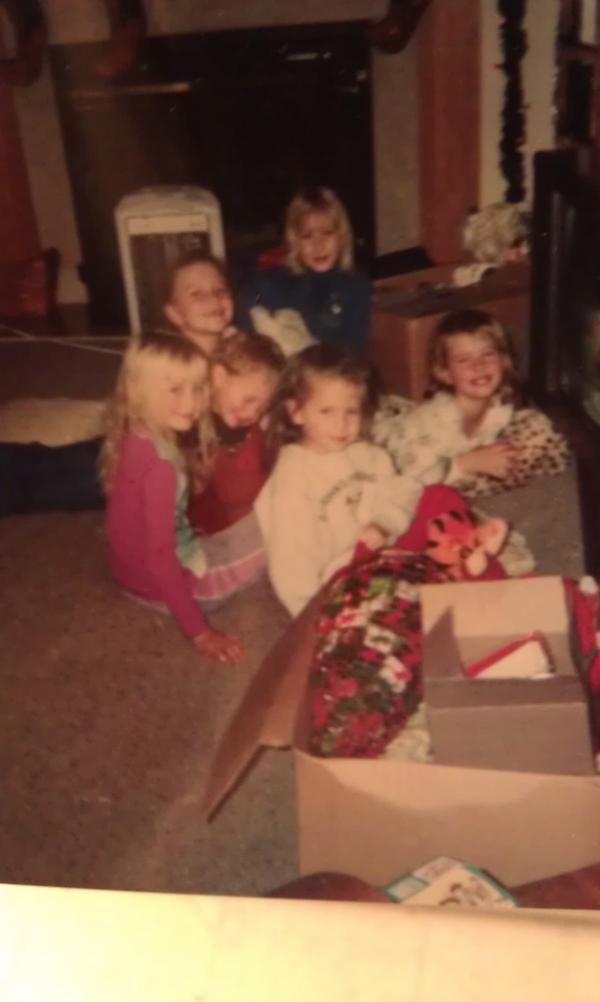 lauren_hubbard7's tweet image. #TweetAPictureThatDescribesOurFriendship we always had to be so close to the tv. Haha #PinkPjs