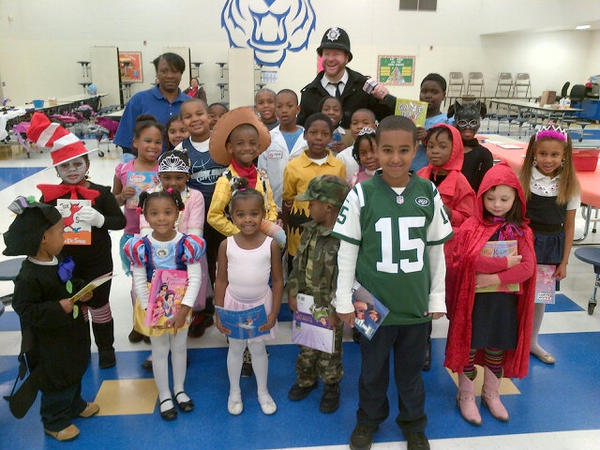WilsonsWorld's tweet photo. At @HickoryGroveES w/a bunch of crazy kids in costume! (I "borrowed" the hat last year in Merseyside) @FOXNewsRising http://t.co/fnmF9cJl