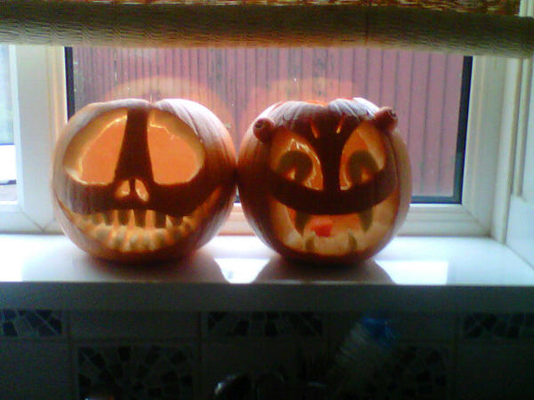 DanniSamm's tweet photo. My Pumpkins already for tonight :) #excitedmuch http://t.co/lzlcAyWM