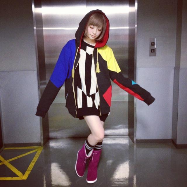 تويتر きゃりーぱみゅぱみゅ على تويتر 今日の私服は カラフルな腕長い人 Http T Co Vocbgfc5