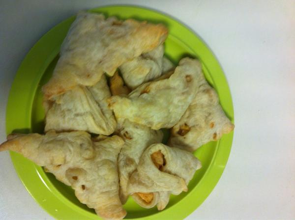 kovdokus's tweet photo. De kinderen hebben vanmorgen heerlijke appelflappen en kaasbroodjes gemaakt #smullenopdokus http://t.co/WIysOBsu