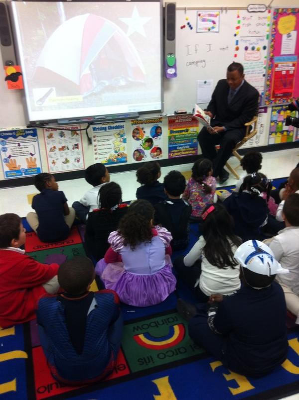 HickoryGroveAP's tweet photo. @anthonyfoxx reads to @HIckoryGroveES first graders http://t.co/0orcQiDc