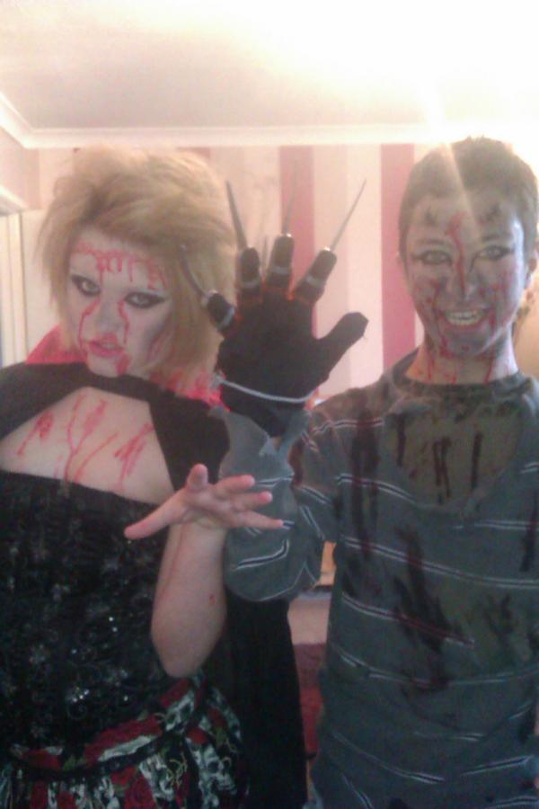 ShortLynda's tweet photo. Me 2 kids ready for there haloween party don't they look scary xx http://t.co/f3kBxkRs