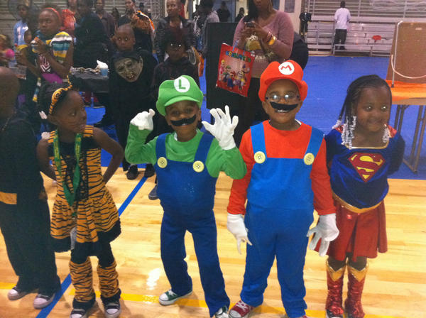 iAmStephaune's tweet photo. Impact Lives, Help Kids, Be LOVE This HALLOWEEN from 3-7PM in Watts. Make a Memory 4 Them Before U Go Out &amp; Make Ur Own http://t.co/8oJJG9wy