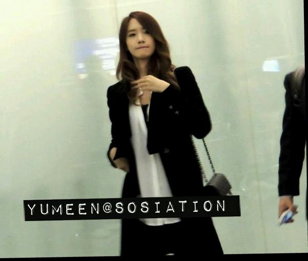 [PIC][31-10-2012]YoonA khởi hành đi Hồng Kông để tham gia sự kiện thời trang "Vivienne Westwood"  - Page 2 A6jdgRdCAAA_IPU