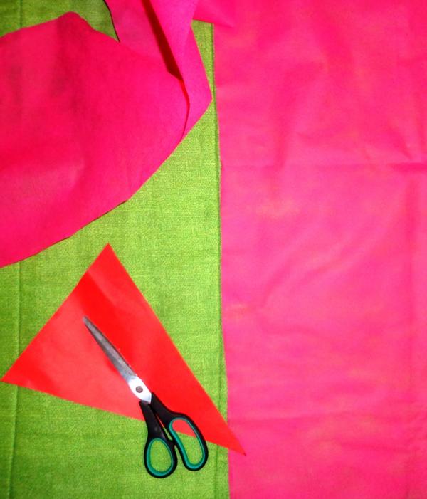 Armando con mucho amor las guirnaldas caseras para la fiesta d IMPRONTA. Lleno de recuerdos y emociones d estos 7 años!