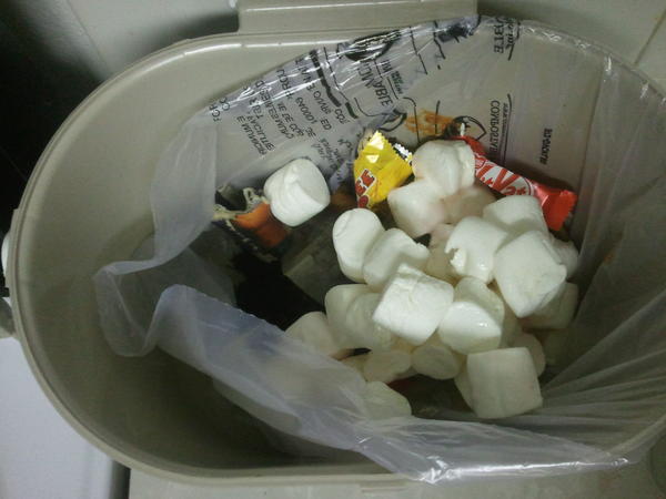 MoonsRiseing's tweet photo. @CuCuMbErThUnDeR @alliequaife chubby bunnies. My god. http://t.co/LvJXE9la