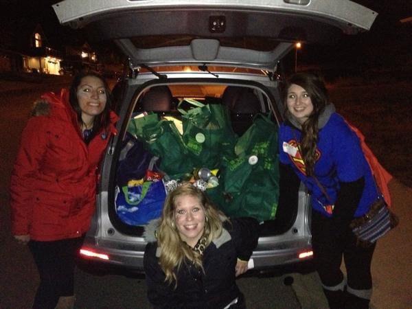 CanHungerTRU's tweet photo. So much fun trick or eating tonight with @enactusTRU #TrickorEat2012 @kamfoodbank http://t.co/Av7oe3dU