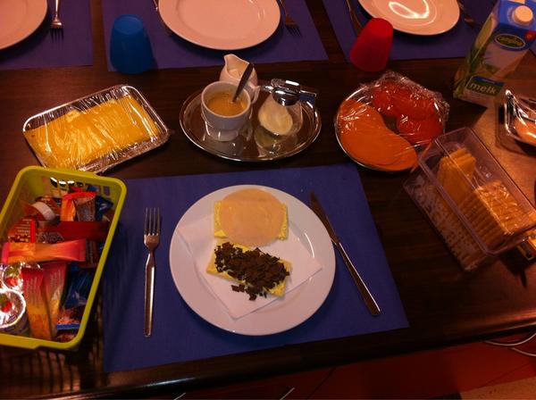 hanantjee's tweet image. Vandaag geen ikea ontbijtje maar ontbijt met de kids @ work #workmodus #ontbijtje #koffie