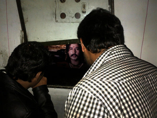 KicchaSudeep's tweet photo. Darshan watchin darshan on screen insideth operator room at Nartaki...happy KVSR hs taken a gud openin,,, http://t.co/sLZfm738