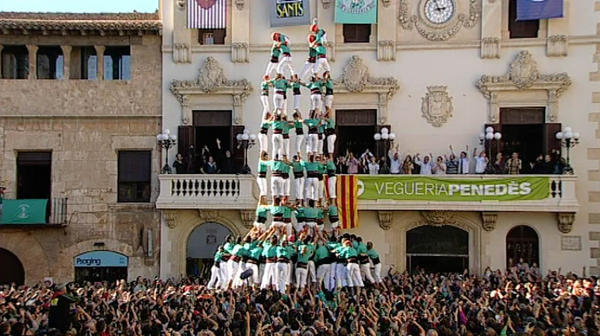 Foto del primer 7 de 9f que veu el món casteller. L'han fet els @verds a la diada de Tots Sants 324.cat/noticia/195599…