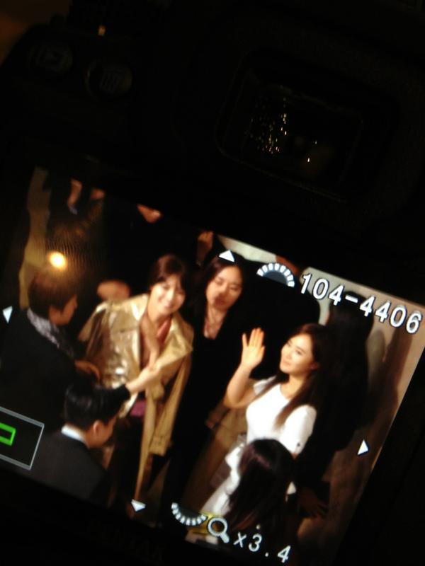 [PIC][01-11-2012]Yuri và SooYoung khởi hành đi Hồng Kông để tham dự sự kiện thời trang của thương hiệu "Burberry" - Page 2 A6niiG_CcAEUIPo
