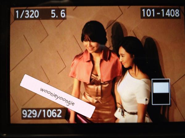 [PIC][01-11-2012]Yuri và SooYoung khởi hành đi Hồng Kông để tham dự sự kiện thời trang của thương hiệu "Burberry" - Page 2 A6nl1lzCIAAhnmi