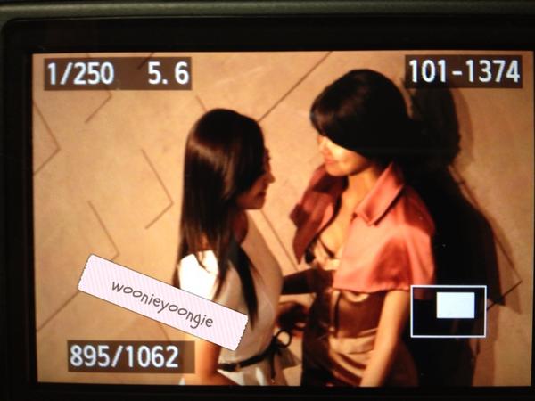[PIC][01-11-2012]Yuri và SooYoung khởi hành đi Hồng Kông để tham dự sự kiện thời trang của thương hiệu "Burberry" - Page 2 A6nmeE6CQAAYySl